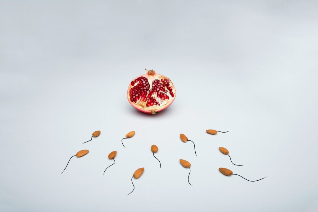 Spermien auf weißem Hintergrund als Symbolbild für männliche Fruchtbarkeit