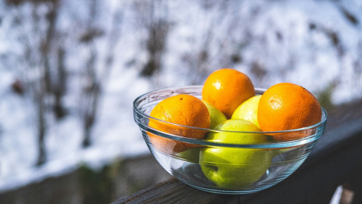 Schüssel mit Äpfeln und Orangen als Symbol für Obstwahl bei PCOS, Insulinresistenz und Blutzuckerbalance