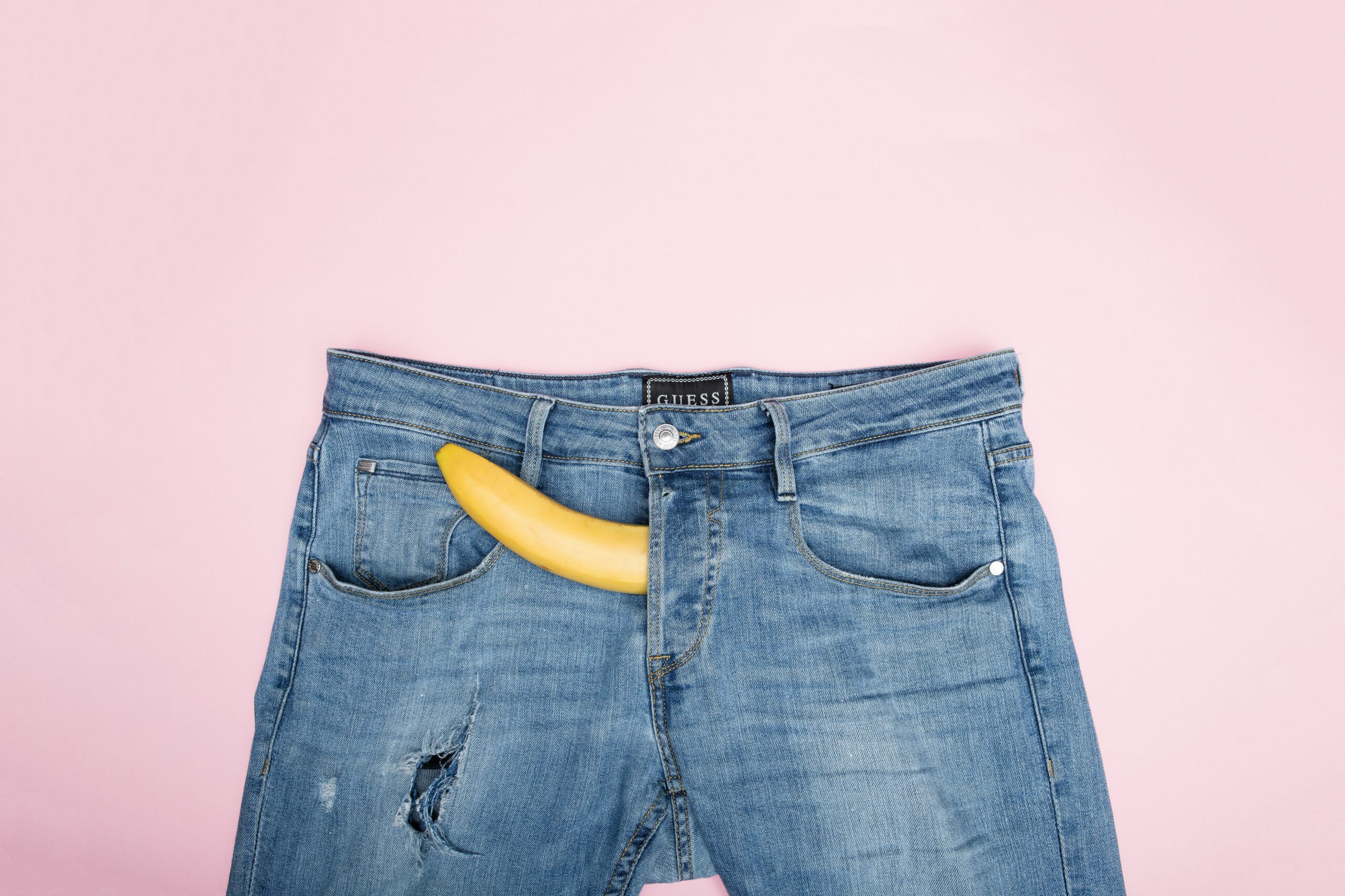 Banane in Jeans als symbolisches Bild für Erektion, Potenzmittel und männliche Fruchtbarkeit