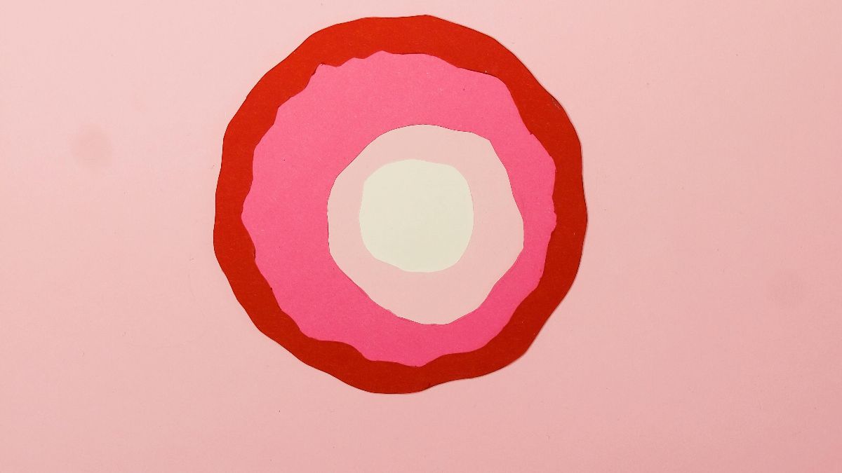 Symbolische Eizelle auf rosa Hintergrund als Bild für Eizellqualität ab 35 und Kinderwunsch