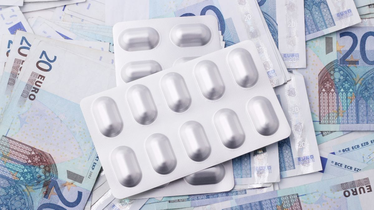 Medikamentenblister auf Euro-Scheinen als Symbol für Kosten von IVF, ICSI und Kinderwunschbehandlung
