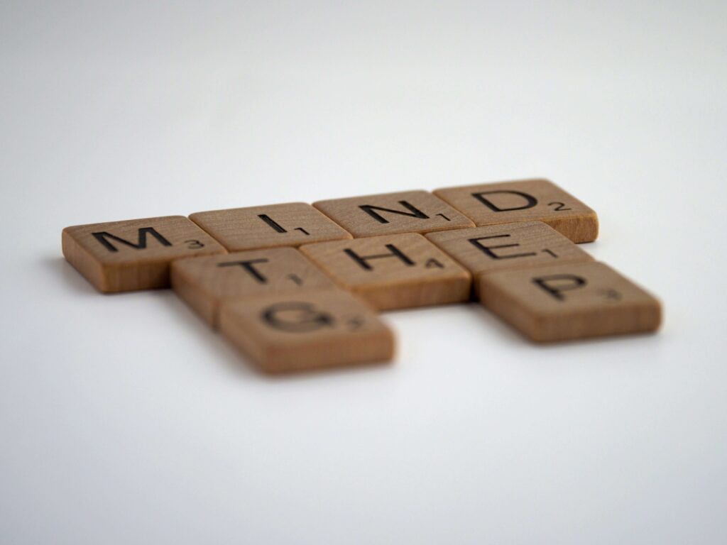 Scrabble‑Buchstabenkärtchen bilden den Satz „Mind the gap“, der symbolisch auf Wissenslücken in der männlichen Fruchtbarkeit hinweist.