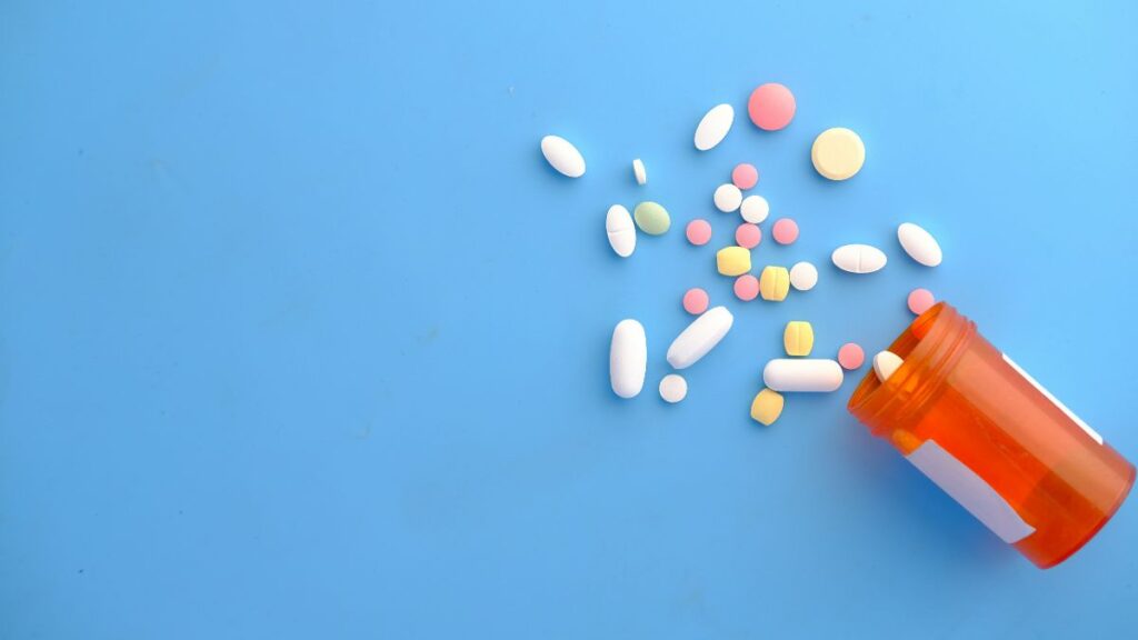 Tabletten aus Medikamentendose als Symbol für Metformin, PCOS und Kinderwunsch bei Insulinresistenz