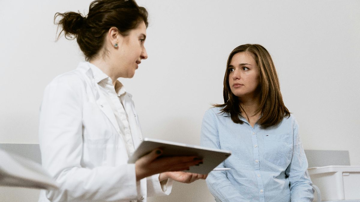 Ärztin spricht mit Patientin über PCOS, Kinderwunsch, Hormone und Stoffwechsel