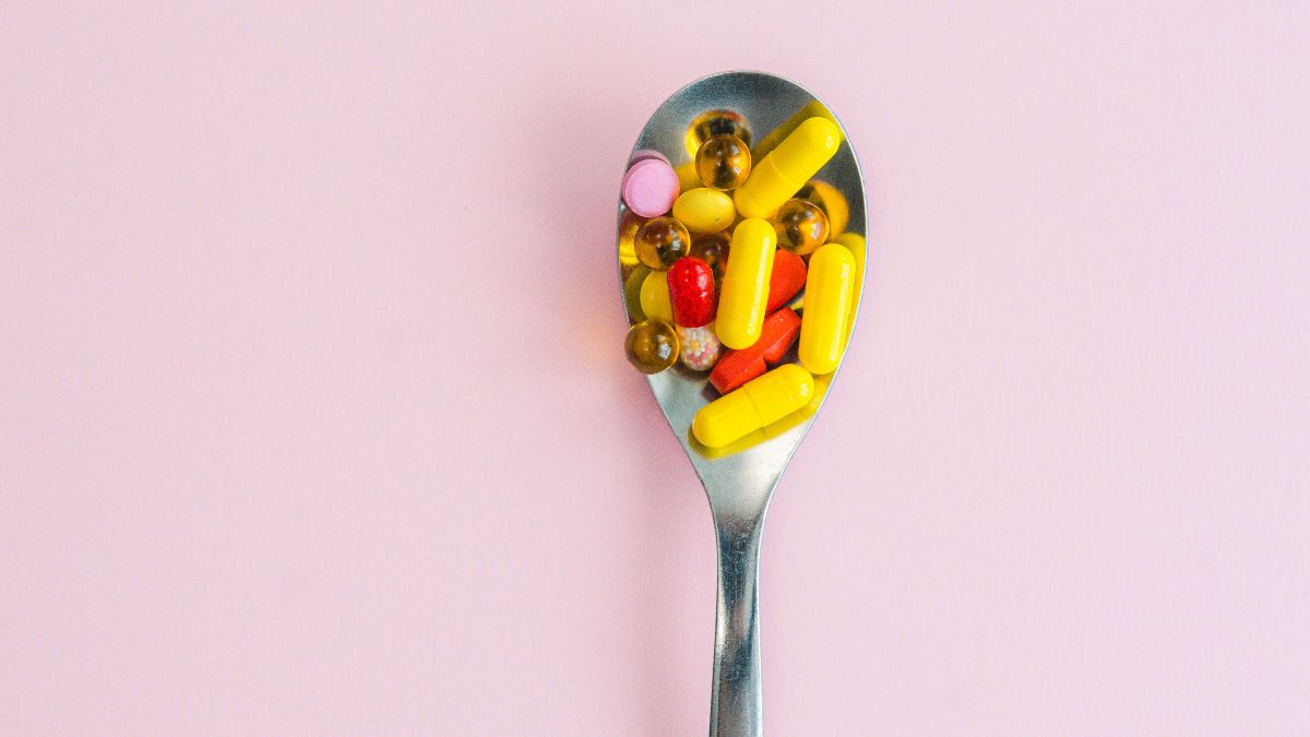 Bunte Kapseln und Supplements auf einem Löffel – Überblick über die wichtigsten Vitalstoffe beim Pimp my Eggs Protokoll für die Eizellqualität