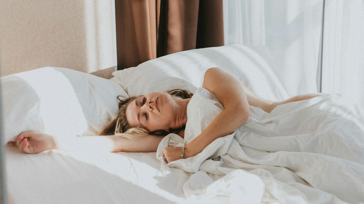 Schlafende Frau im Bett als Symbol für Schlaf, Hormonbalance und Fruchtbarkeit beim Kinderwunsch