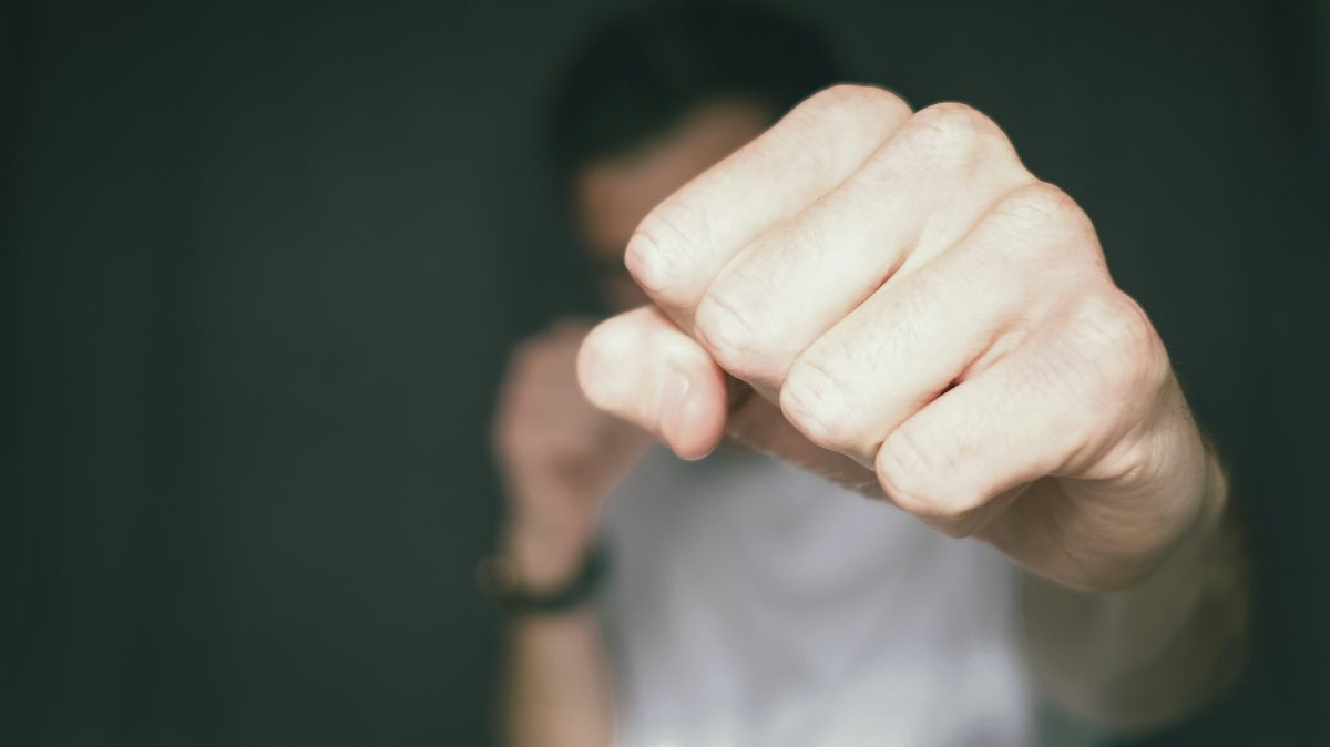 Mann mit erhobenen Fäusten als Symbol für aktive Männergesundheit, Fruchtbarkeit und Schutz der Spermienqualität