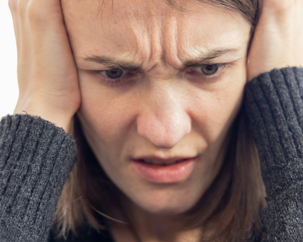 Frau mit Stress und Anspannung als Symbol für erhöhtes Cortisol im Kinderwunsch