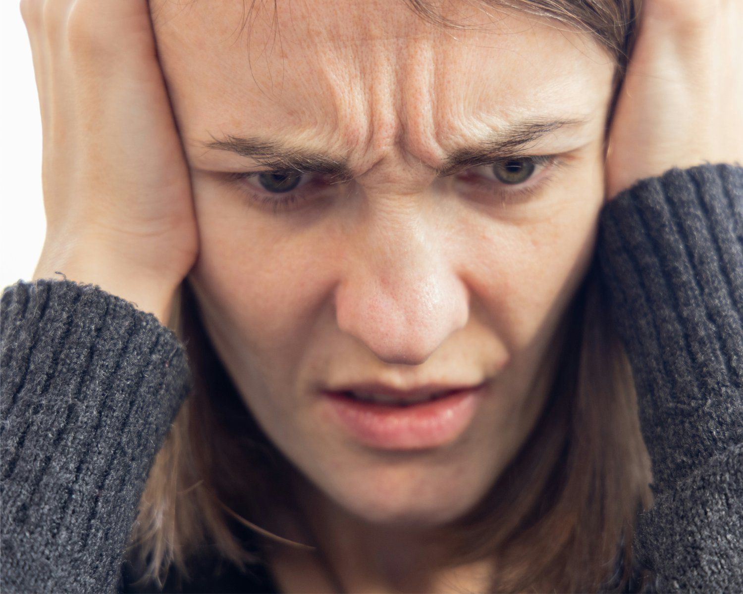Frau mit Stress und Anspannung als Symbol für erhöhtes Cortisol im Kinderwunsch