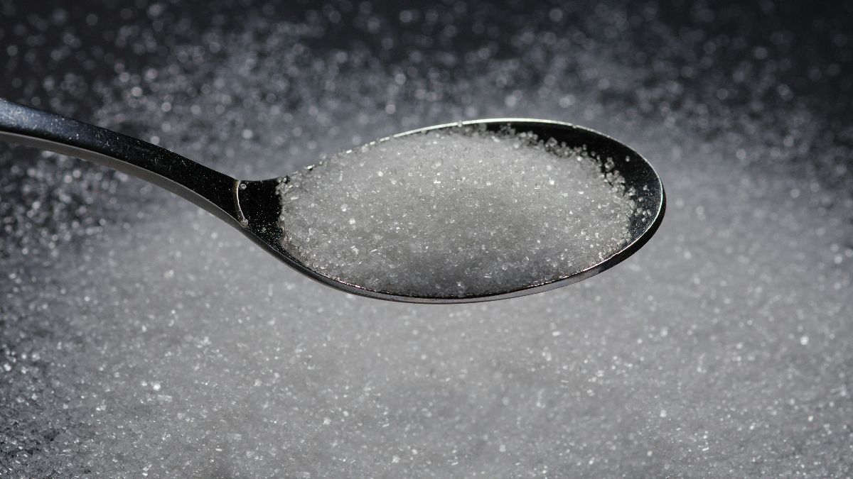 Löffel mit weißem Süßstoff als Symbol für Light-Produkte, künstliche Süßstoffe und Kinderwunsch
