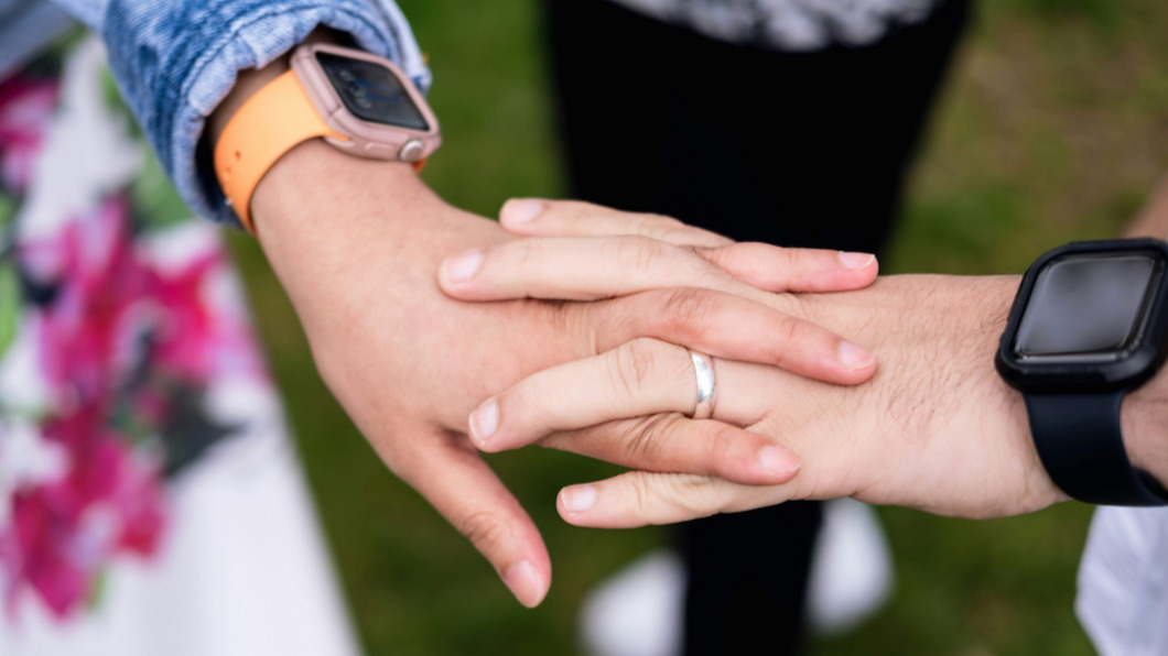 Paar trägt Wearbales am Handgelenk.