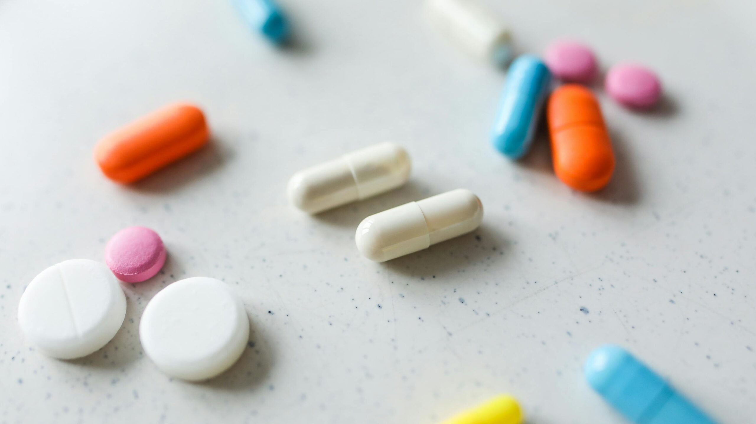 Kapseln und Tabletten als Symbol für NMN, NAD+, Nahrungsergänzung und Eizellqualität bei Kinderwunsch