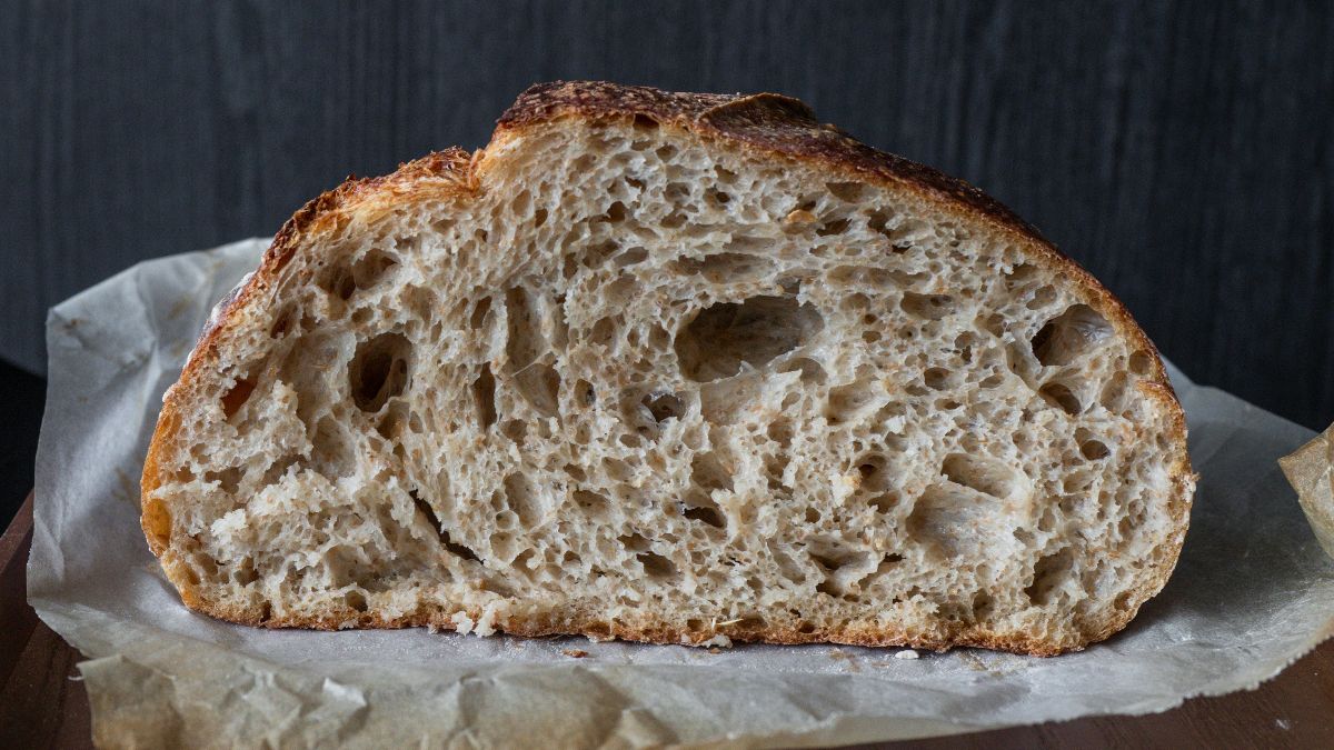 Aufgeschnittenes Sauerteigbrot als Symbol für PCOS, Blutzucker und Kinderwunsch-Ernährung