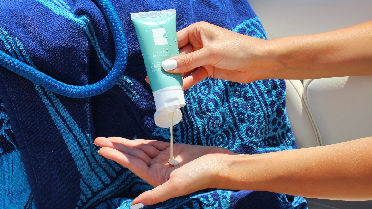 Sonnencreme wird auf Hand aufgetragen – Hinweis auf hormonaktive UV-Filter bei Kinderwunsch