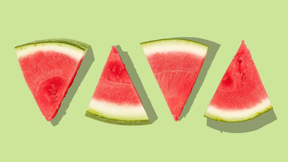 Vier Wassermelonenscheiben auf grünem Hintergrund – Lycopin aus Wassermelone zur Unterstützung der Spermienqualität beim Kinderwunsch