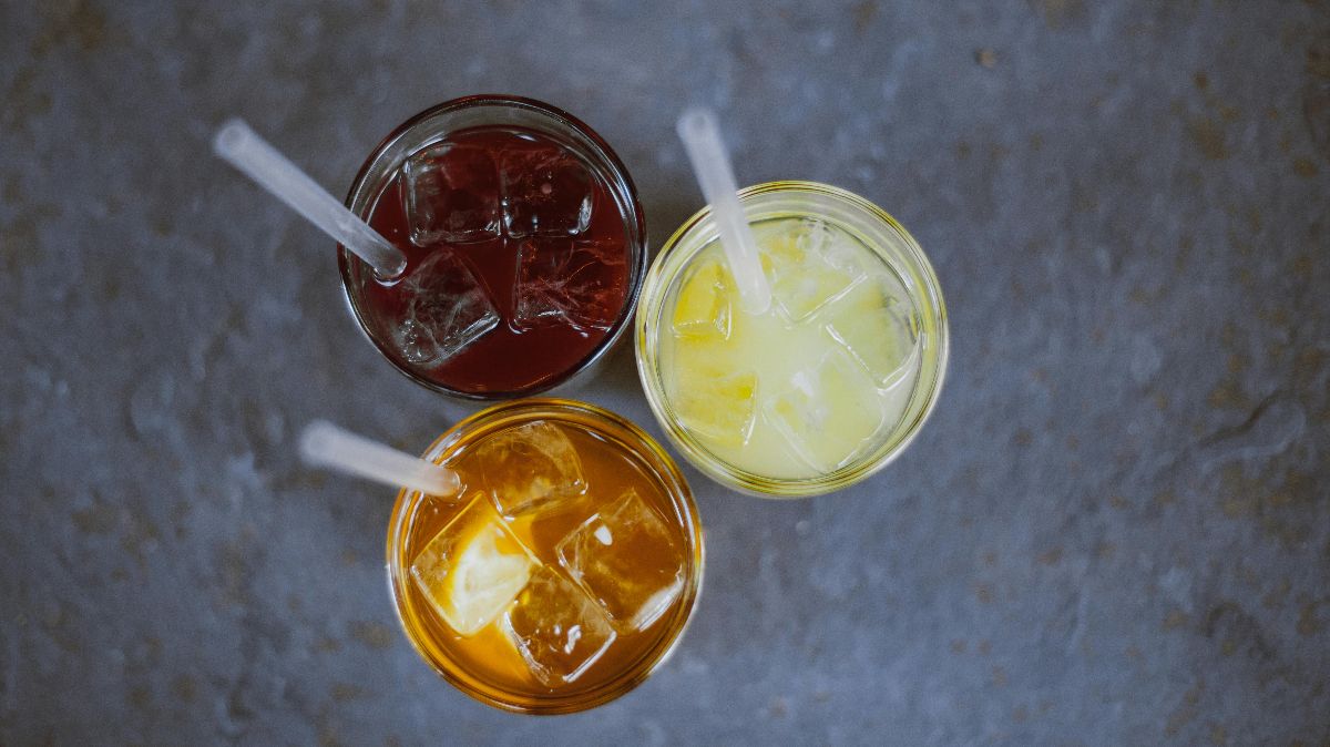 Gläser mit gekühlten Softdrinks als Symbol für Zero-Getränke, Süßstoffe und Kinderwunsch
