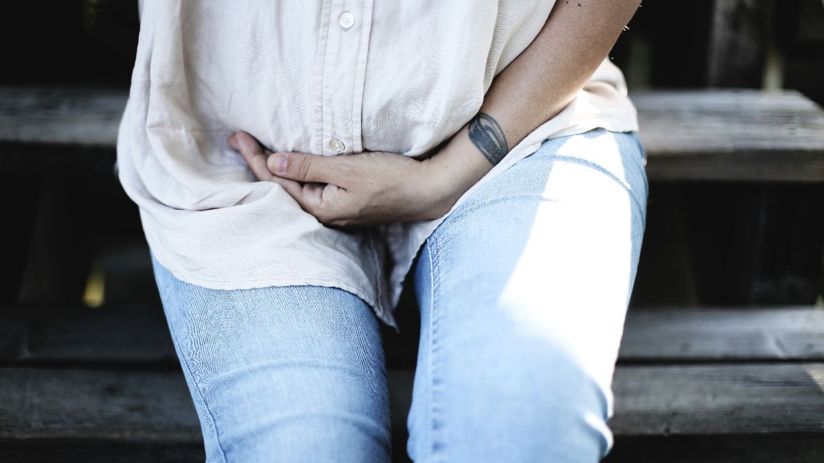 Frau hält sich den Unterleib – Endometriose-Schmerzen und psychische Belastung teilen laut Oxford-Studie einen gemeinsamen genetischen Ursprung